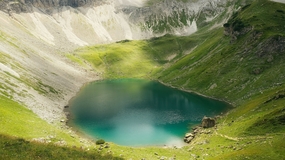 绿色山水湖泊风光摄影图片